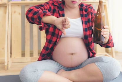 Una mujer embarazada rechaza el alcohol.