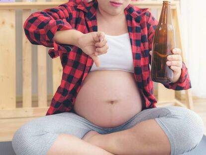 Una mujer embarazada rechaza el alcohol. 