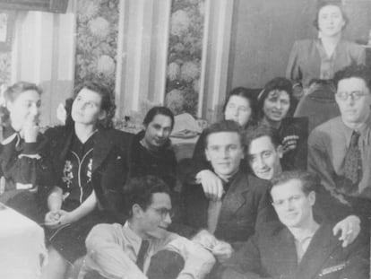 Yuri Trífonov (arriba a la derecha, con gafas) con amigos en el Instituto Literario.
