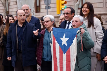 El secretario general de Junts, Jordi Turull, el presidente del Parlamento de Cataluña, Josep Rull en el acto de apoyo a Lluís Puig por su juicio de las obras de Sijena.