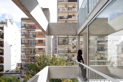 Detalle de los espacios exteriores que amplían e iluminan los pisos al tiempo que responden a la construcción de la trama urbana.