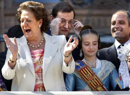 La alcaldesa de Valencia, Rita Barberá, el líder del PP, Mariano Rajoy, y el presidente valenciano, Francisco Camps, en las pasadas fallas.