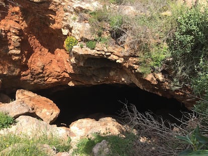 El acceso a la Cueva del Agua de Isla Plana (Cartagena) en una imagen publicada en redes sociales.