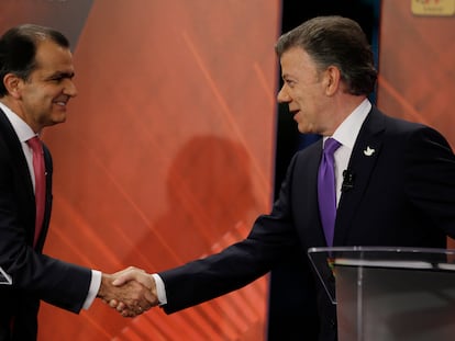Oscar Iván Zuluaga y Juan Manuel Santos se dan la mano durante un debate presidencial en Bogotá, el 9 de junio de 2014.