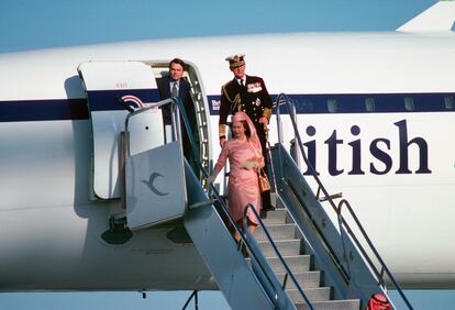 La reina Isabel II y el príncipe Felipe llegan a Kuwait en un vuelo en 'Concorde' en febrero de 1979.
