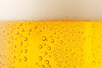 <p>Es un tipo de Lager y, según aclara la <em>Guía para descubrir las mejores cervezas artesanas</em> (geoPlaneta, 2018), se creó en la ciudad de Pilsen (República Checa), en 1842. Pero que sus casi dos siglos de vida no nos engañen: es <strong>una de las cervezas más jóvenes que existen</strong> (esta bebida ya era popular en la primera dinastía egipcia, entre el 3050 a.C. y el 2890 a.C.).</p> <p>Esta una variedad "se fabrica con un agua muy ligera", dice Bartolomé, lo que hace que tenga <strong>un aspecto claro y suave</strong>. De color rubio dorado y con reflejos brillantes, la Pilsner es una cerveza refrescante y con poco alcohol, "lo que la hace tan apetecible", apunta la experta.</p> <p>Y no hay que tomarla sola. Si lo que queremos es acompañarla con algo de picar, desde Cerveceros de España aseguran que combina bien con alimentos ácidos y amargos, con picantes y platos especiados, con pescados y mariscos, agridulces y sabores orientales, e incluso con los fritos. Vamos, casi con cualquier comida.</p>