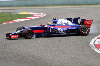 Carlos Sainz, de la escudería Toro Rosso, gira en una curva durante la carrera.