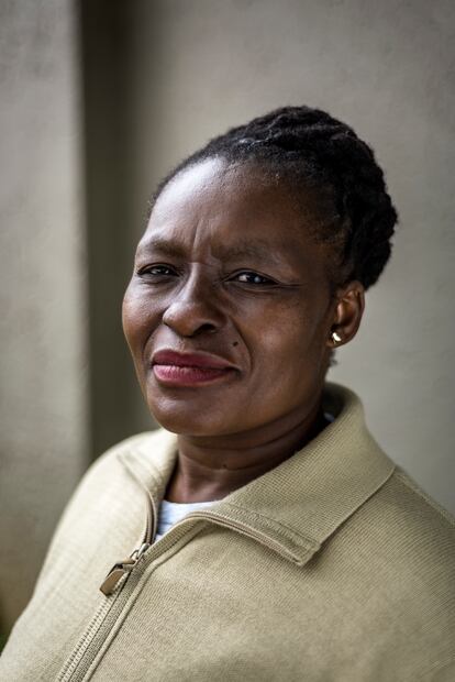 Sibongile Thsabalala, 44 años, de Johannesburgo. Diagnosticada en 2000, pasó de no tener ninguna información y de que no quisieran tratarla ni explicarle su estatus, de estar al borde de la muerte sin acceso a antiretrovirales, a ser la actual presidenta de la TAC (Treatment Action Campaign) plataforma histórica en la lucha por medicamentos ARV para VIH positivos en Sudáfrica.