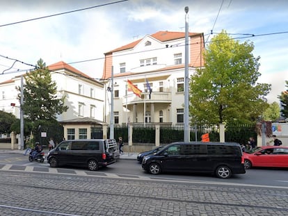 Imagen de la Embajada de España en Praga, donde se refugió una de las víctimas auxiliadas por la Policía Nacional.