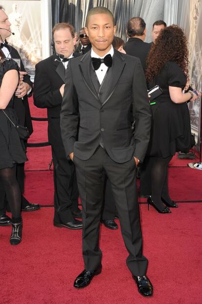 Pharrell Williams acudió a la gala con traje de chaqueta negro, camisa blanca y pajarita negra de terciopelo, todo de Lanvin.