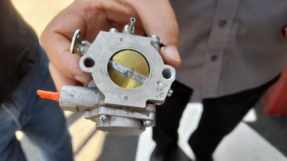 On Friday, a forensic technician showed the carburetor of a Shahed drone that Russia deployed against Ukraine. According to the forensic study, this part is of Japanese origin. / O. G