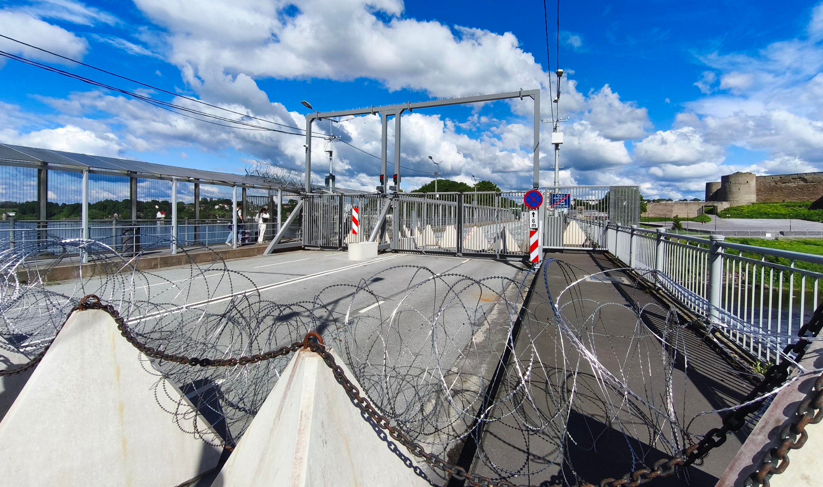 Puente que une la ciudad Estonia de Narva con Rusia, al fondo de la imagen, separados por un río. En los últimos años, además de las vallas, se han ido añadiendo elementos de contención ante un posible ataque militar. 