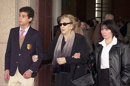 Ángela Mora, viuda de Fernando Lázaro Carreter, en el cementerio de La Paz, acompañada de sus familiares.