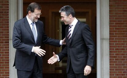 Rajoy recibe en La Moncloa a Rasmussen.