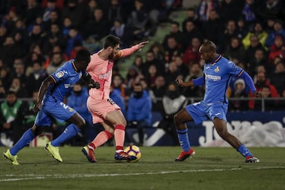 Messi trata de marcharse de dos rivales en el duelo del Coliseum.