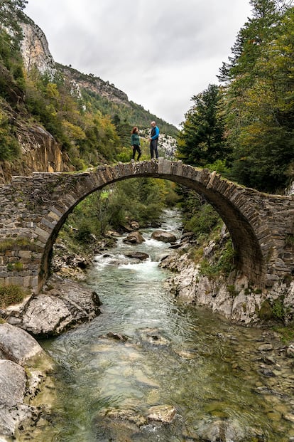 Puente románico del pueblo
de Isaba, un ejemplo de la esencia
rural y llena de naturaleza
del Pirineo navarro.