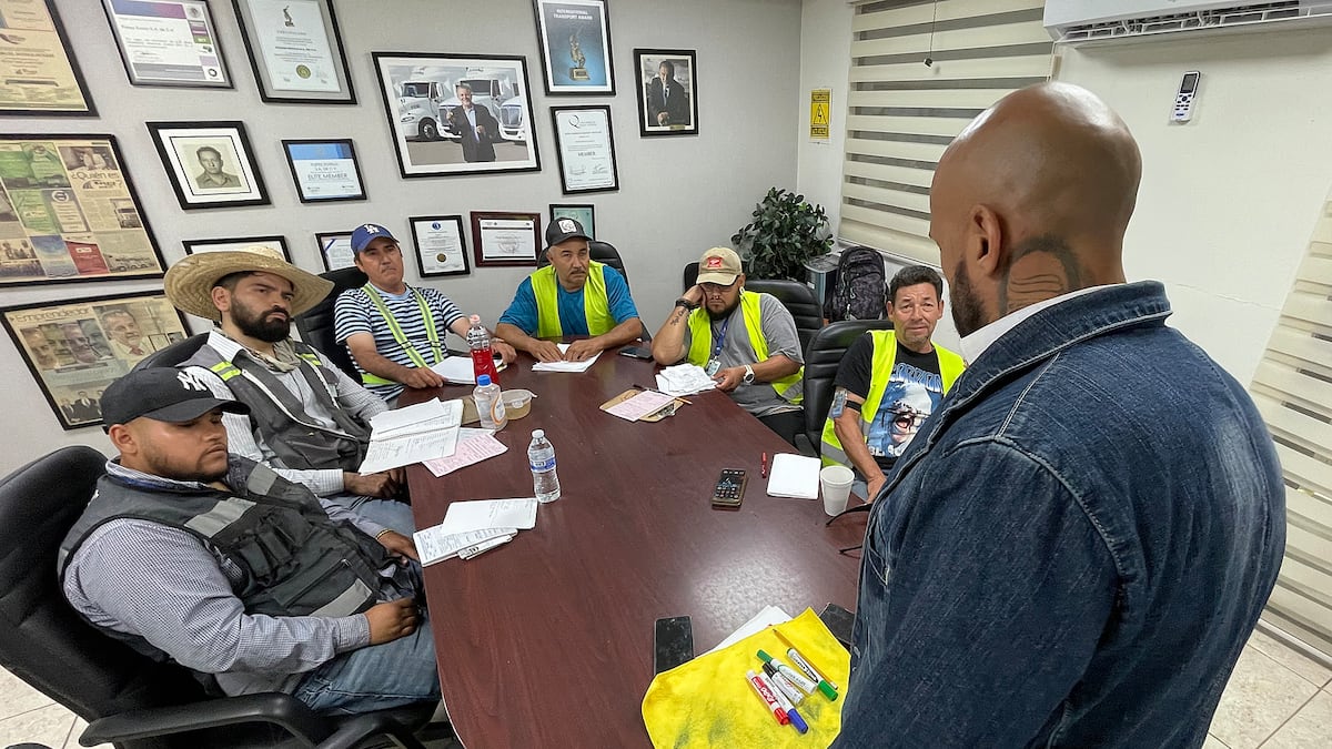 "Camioneros mexicanos se preparan con clases de inglés tras nueva normativa de Donald Trump"