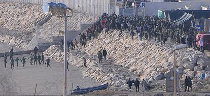 Los agentes marroquies repelen a los migrantes subsaharianos en la playa del Tarajal de Ceuta, el 6 de febrero de 2014.