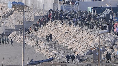 Los agentes marroquies repelen a los migrantes subsaharianos en la playa del Tarajal de Ceuta, el 6 de febrero de 2014.
