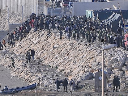 Los agentes marroquies repelen a los migrantes subsaharianos en la playa del Tarajal de Ceuta, el 6 de febrero de 2014.