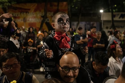 Un niño vestido de charro y con la cara pintada de Catrín, durante la Megaprocesión de este domingo. 