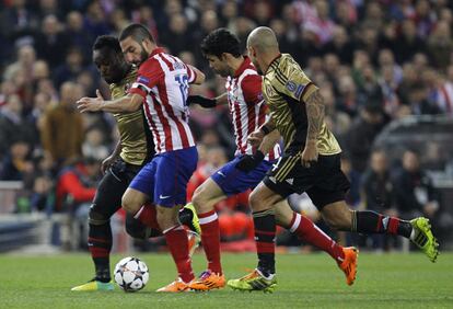 Arda Turan y Diego Costa con Essien (i) y De Jong.