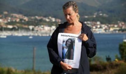 Diana Quer's mother with a poster of her missing daughter.