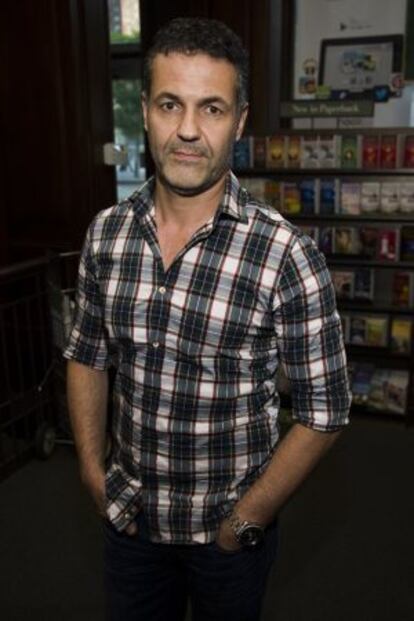 Khaled Hosseini posa en la presentación de su nueva novela.