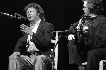 Enrique Morente y Manolo Sanlucar, en la Cumbre Flamenca, celebrado en el Teatro Alcalá Palace de Madrid, en abril de 1985.