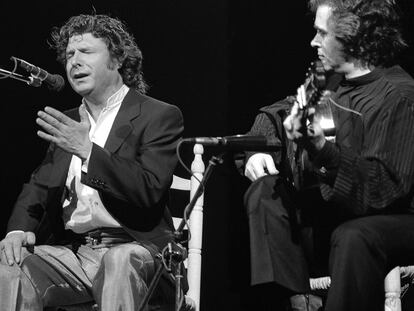 Enrique Morente y Manolo Sanlucar, en la Cumbre Flamenca, celebrado en el Teatro Alcalá Palace de Madrid, en abril de 1985.