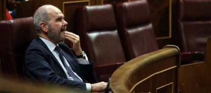 Manuel Chaves, pensativo en su escaño, en un pleno del Congreso.
