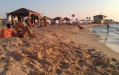 Bañistas toman el sol en la playa Hilton.