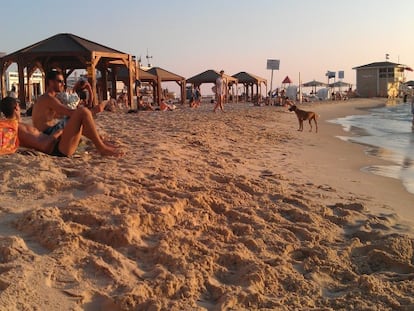 Bañistas toman el sol en la playa Hilton.