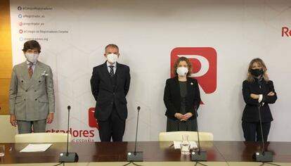 Sebastián del Rey, director del Responsabilidad Social Corporativa del Colegio de Registradores; Félix Plaza, presidente del Centro de Estudios Garrigues; María Emilia Adán, decana del Colegio de Registradores y Mercedes de Prada, directora académica del Centro de Estudios Garrigues, tras la firma del convenio.