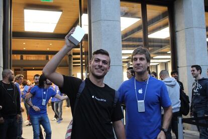 Un joven llamado Alex ha sido el primero en hacerse con el iPhone 6 en la tienda Apple de la Puerta del Sol de Madrid. Anoche ya se vendió en las tiendas Movistar y Orange