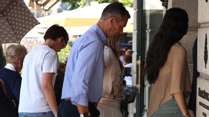 Iñaki Urdangarin, en el centro, llega al hotel tras la graduación. 