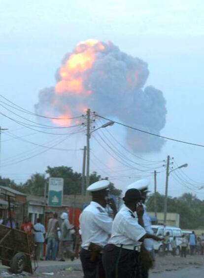 Un impresionante hongo de humo y fuego se levanta tras la explosión de un polvorín en Maputo.