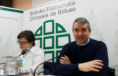 Los representantes de la diócesis de Bilbao, Carlos Olabarri y Gemma Escapa, en la presentación de la memoria.