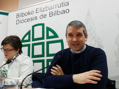 Los representantes de la diócesis de Bilbao, Carlos Olabarri y Gemma Escapa, en la presentación de la memoria.