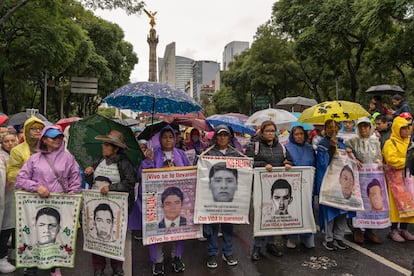 Familiares y manifestantes marchan en el aniversario de la desaparición de los 43 estudiantes de Ayotzinapa, en septiembre de 2024.