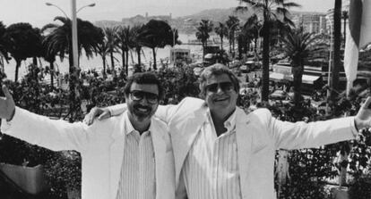 Menahem Golan (derecha) y Yoram Globus, en La Croisette de Cannes.