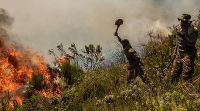 Soldados del ejército keniata luchan contra un fuego este marzo.