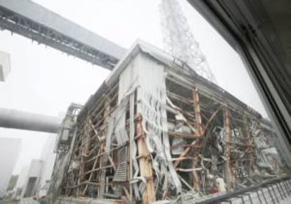 Vista de uno de los edificios destruidos en el tsunami de 2011 en la Central Nuclear de Fukushima donde los trabajos de desmantelamiento ya han comenzado en Japón hoy, miércoles. La hoja de ruta para desmantelar la planta de Fukushima, una tarea que para completarse requerirá de entre 30 y 40 años.