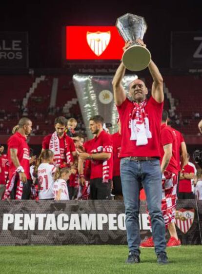 Monchi, con la quinta Liga Europa del Sevilla.