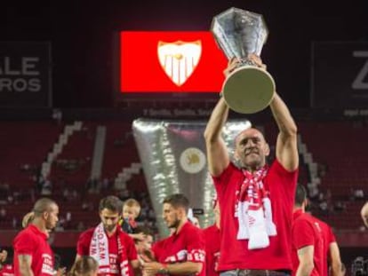 Monchi, con la quinta Liga Europa del Sevilla.