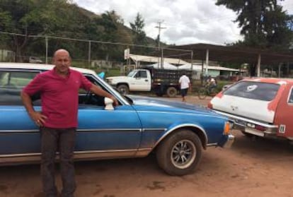 O taxista Julio Gamboa: 12 horas de fila para comprar gasolina e revender o combustível para brasileiros.