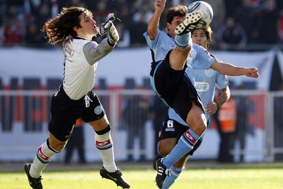 Olave y Farré luchan por despejar el esférico ante el acoso de River.