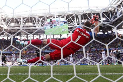 Hannes Por Halldorsson, portero de Islandia, para el penalti lanzado por el jugador argentino Messi.