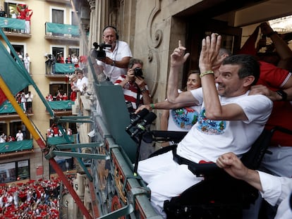 GRAF4089. PAMPLONA, 06/07/2022.- El exfutbolista, Juan Carlos Unzué da el chupinazo desde el balcón del Ayuntamiento en la Plaza Consistorial de Pamplona este miércoles dando comienzo a los Sanfermines 2022. EFE/Jesús Diges
