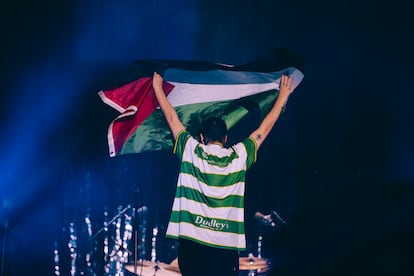El vocalista de la banda irlandesa Fontaines D.C., Grian Chatten, actúa en el Festival de Reading con la camiseta visitante del Cwmbran Celtic. Imagen cedida por Patrick Gunning.